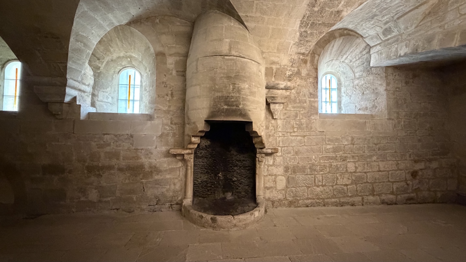 De grote haard in de verwarmingsruimte van het klooster