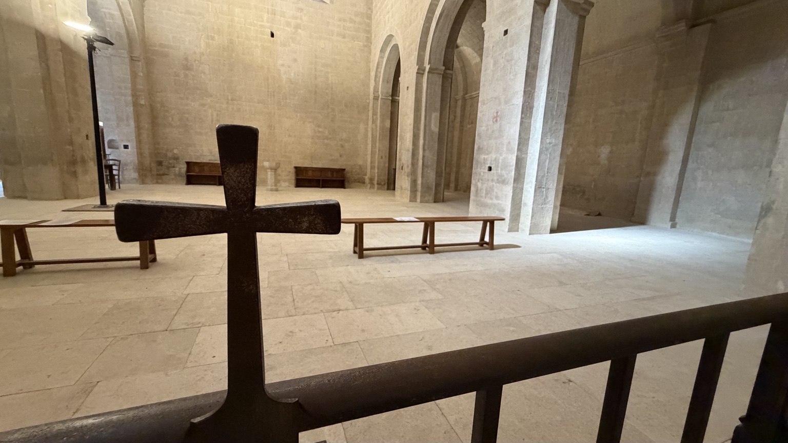 Donker kruis in het sobere kerkinterieur