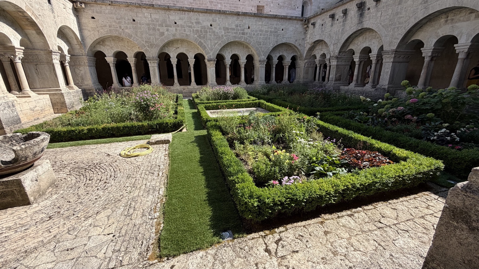 Kloostertuin met lage hagen en bloemen
